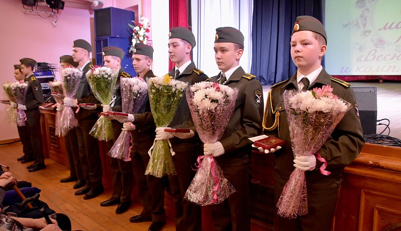 На 8 Марта людиновским женщинам преподнесли музыкальные номера и воздушные шары