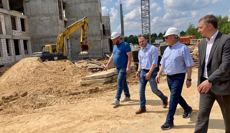 Сенатор Анатолий Артамонов проверил ход строительных работ в школах Калуги