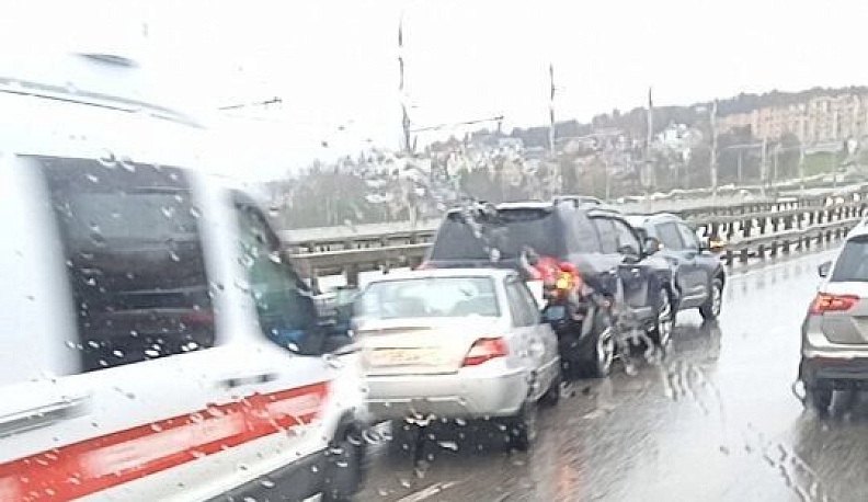 Авария из трёх машин ограничила с утра въезд в Калугу с Правого берега