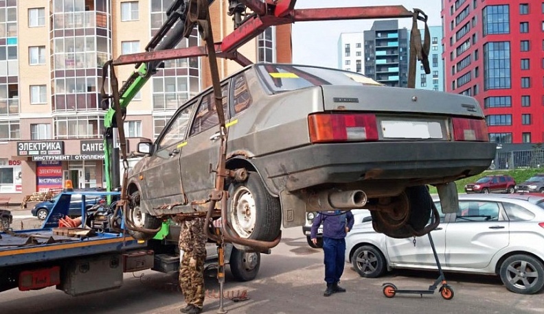 В Калуге эвакуируют еще 11 брошенных авто