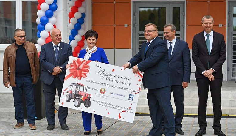 Благодаря подарку строителей у медынской школы появится своя снегоуборочная техника белорусского производства.