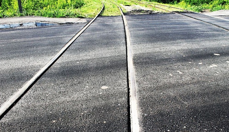 В Калуге на улице Билибина заасфальтировали железнодорожный переезд