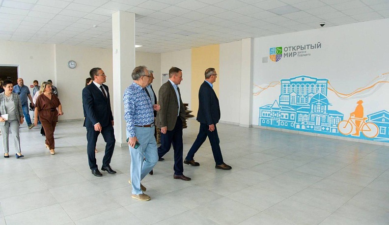 Владислав Шапша вместе с руководителем Центрисполкома «Единой России» Александром Сидякиным посетили строящиеся в Калуге школу и поликлинику