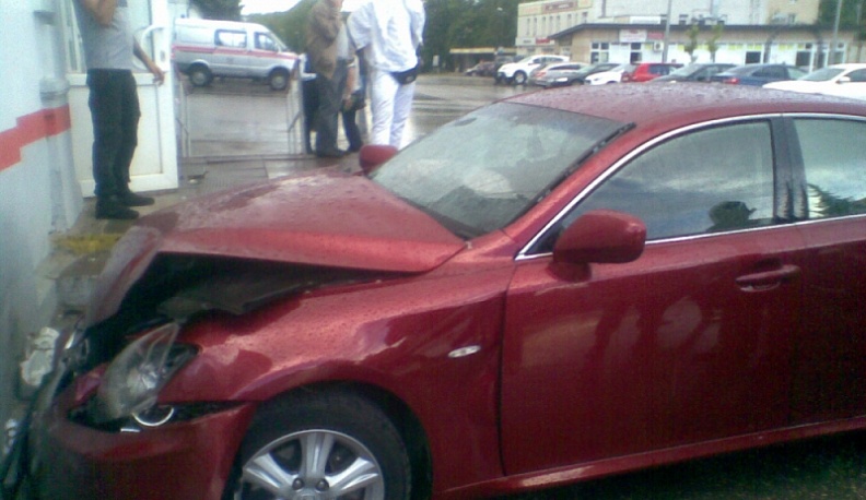 «Лексус» въехал в здание вокзала на Калуге-2