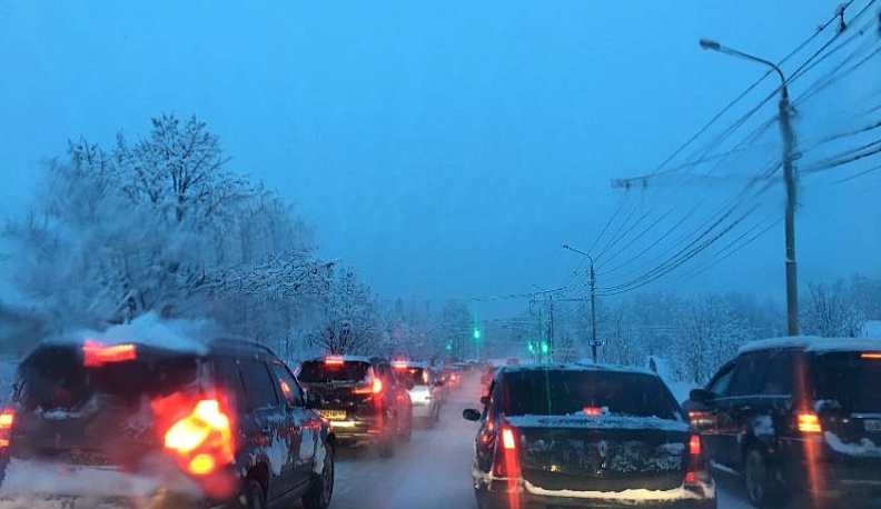 ГИБДД рекомендует автолюбителям пересесть на общественный транспорт, а пешеходам быть осторожнее 