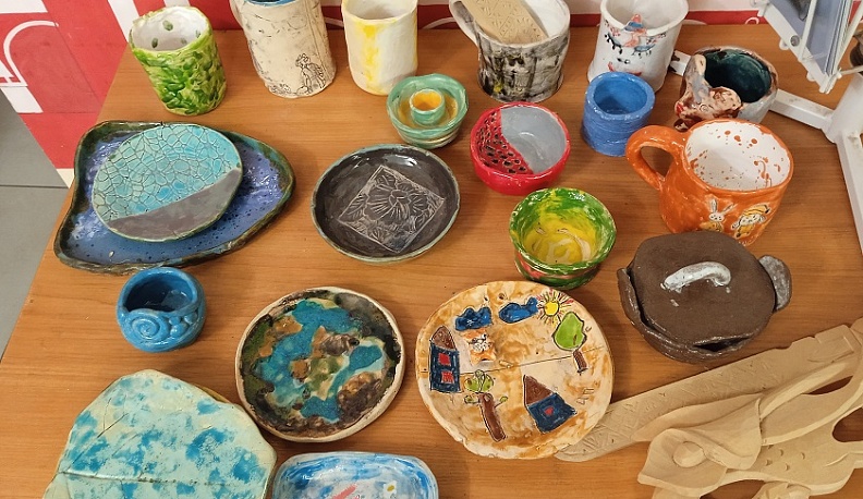 В Калуге подростки расписали глиняные изделия в поддержку участников СВО