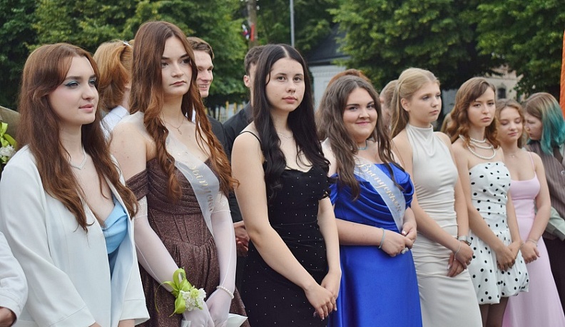 В Тарусе выпускникам вручили медали на городской площади