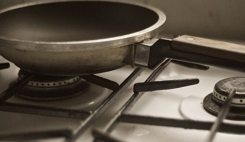 Житель Жиздринского района поколотил отчима сковородой