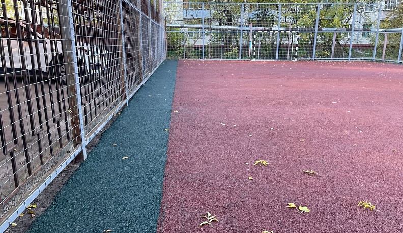 На улице Карла Либкнехта в Калуге закончили ремонт спортивной площадки