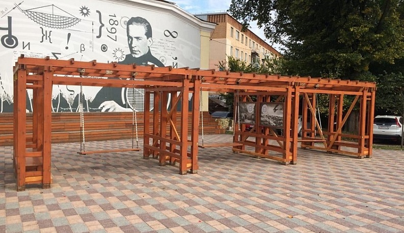 Качели вернули на место в калужском сквере Чижевского