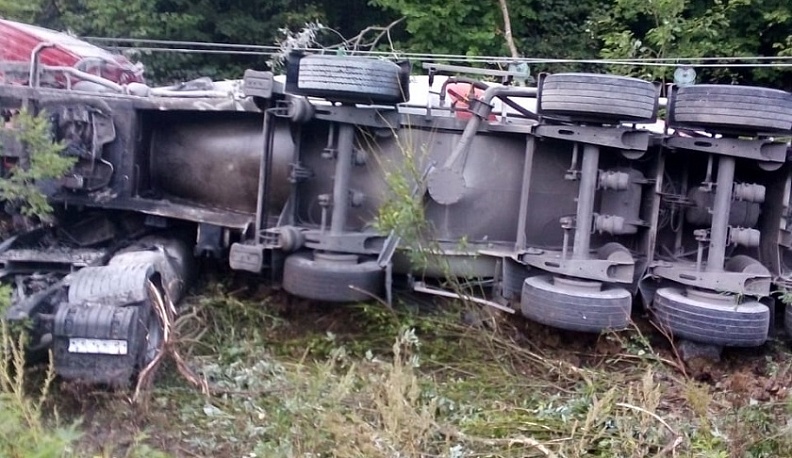 Под Тарусой цементовоз улетел в кювет и перевернулся 