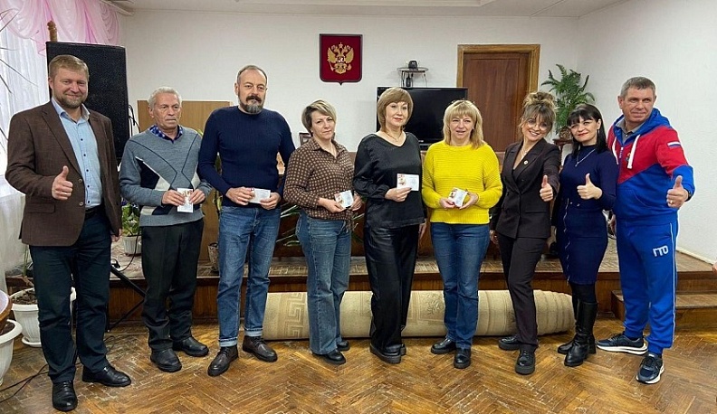 Жителям Думиничей, сдавшим нормативы, вручили значки ГТО