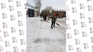 По просьбе жителей в Воротынске очистили от снега тротуар