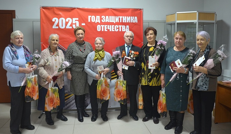 Жителям Юхнова вручили медали «80 лет Победы» 