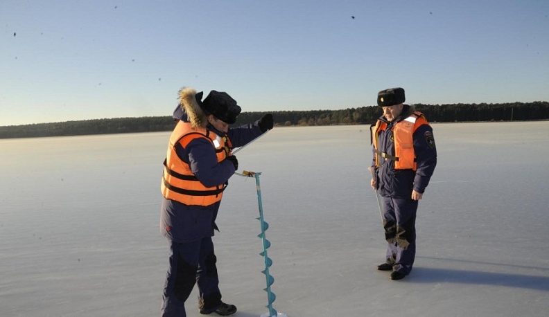 Толщину льда на калужских водоемах измерили сотрудники МЧС