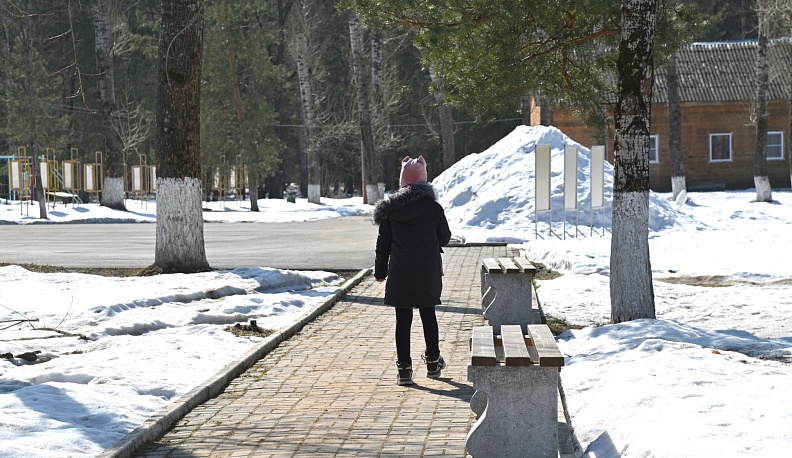 Теперь женщины и дети могут не бояться за свою жизнь. В «Витязе» есть где погулять, подышать целебным сосновым воздухом, чем нынешние постояльцы с удовольствием пользуются. 