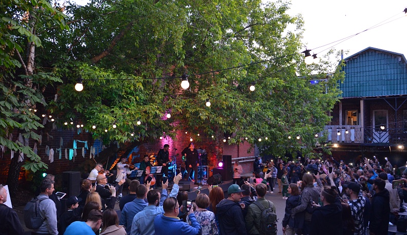 Калужская рок-группа «Тень звука» выступила со струнным квартетом перед жителями города