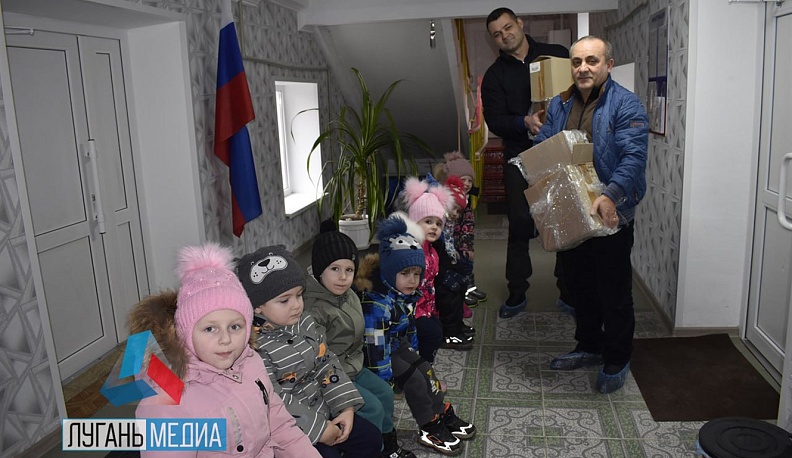 Подарки первомайским детям от Михо и Курбана.