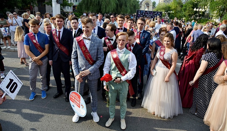 В Калуге в этом году из школ выпускается 1700 старшеклассников