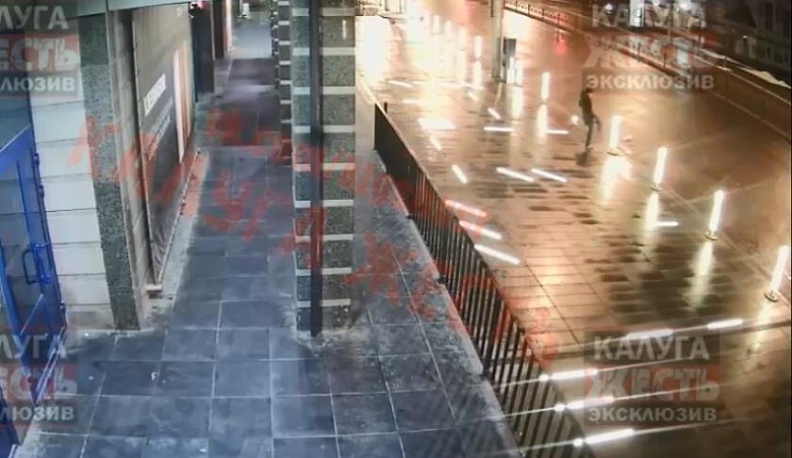 Подросток побил фонари возле торгового центра в Калуге