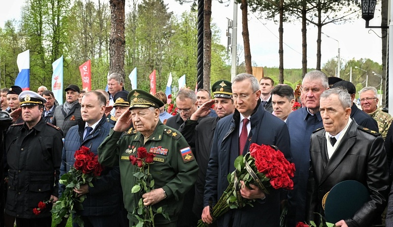 В Куйбышевском районе накануне 80-летия Великой Победы открыли памятник «Защитникам Отечества»