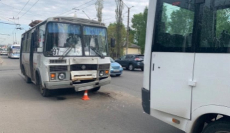 При столкновении маршруток пострадали несовершеннолетние