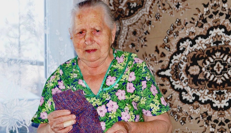 Думиничанки вяжут тёплые носки для участников СВО