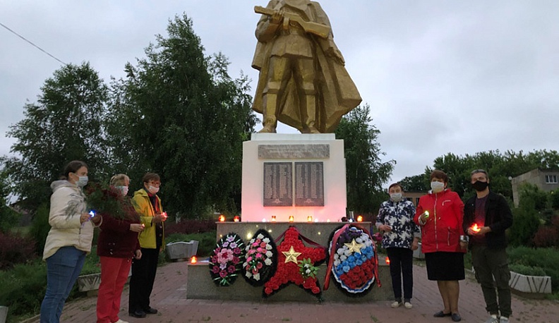 В Подборках Козельского района возложили цветы к обелиску погибшим воинам