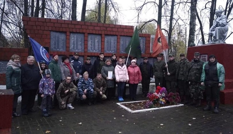 Как будто вновь мы вместе с ними стоим на огненной черте…