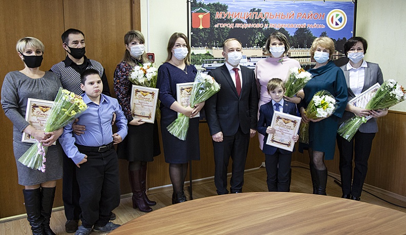 Лучшим людиновским матерям вручили дипломы «Золотое сердце» 