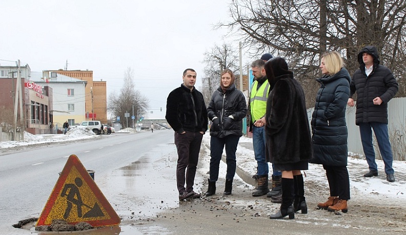 В Калуге ищут виновных в проседании люков на Советской улице 