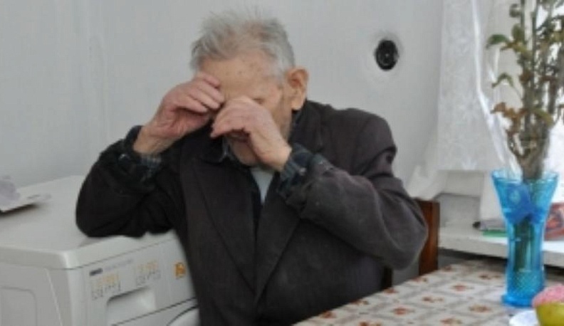 Напоив женщин водой, одинокий пенсионер лишился денег