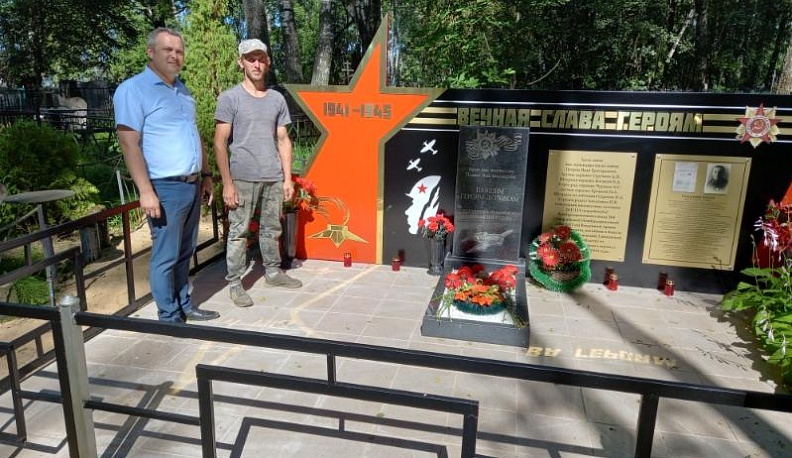 Василий Зелепукин (слева)  и Андрей Власов после окончания работ на мемориале.