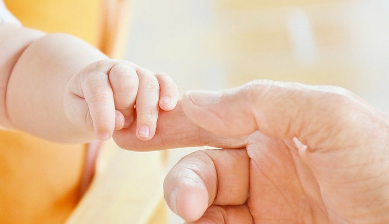 В Калуге сделали первую запись акта о рождении ребенка в цифровом виде