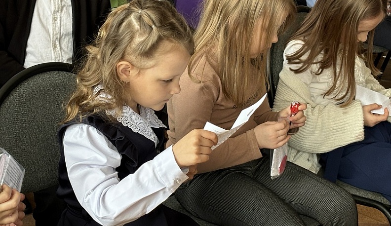 Первоклассникам калужской школы №4 рассказали о важности соблюдения ПДД