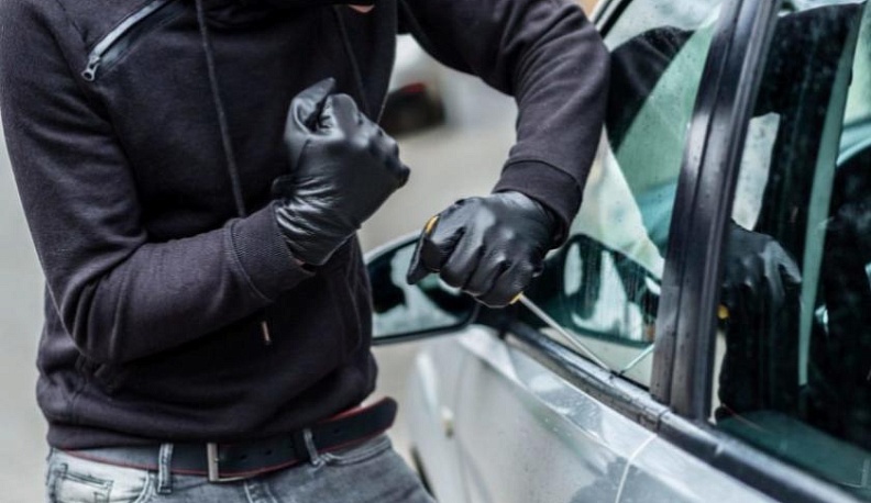 В Юхновском районе сожитель девушки угнал ее машину