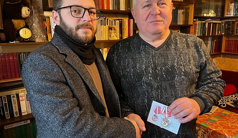 По поручению городского головы Дмитрия Денисова сотрудник городской управы, ветеран СВО Андрей Габолаев вручил почетные знаки «За участие в Панджшерской операции» боевым ветеранам.