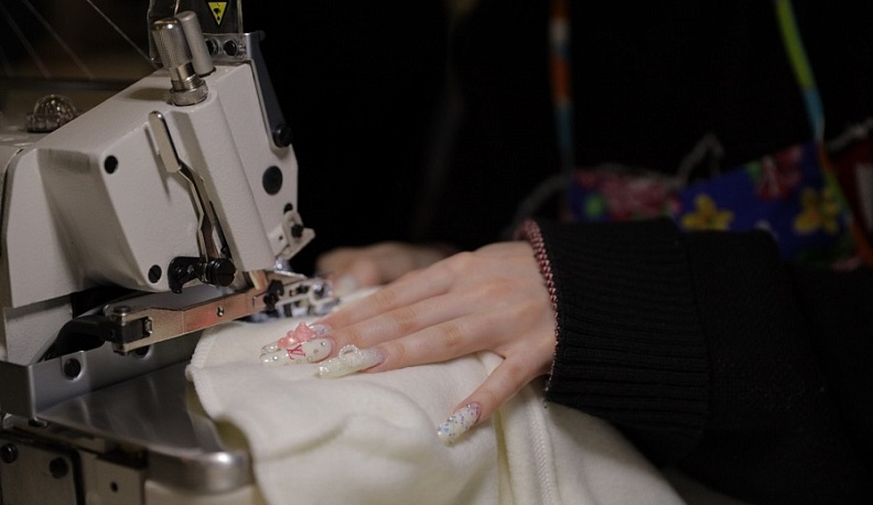 Студенты Калужского колледжа сервиса и дизайна отшили почти 400 балаклав для участников СВО