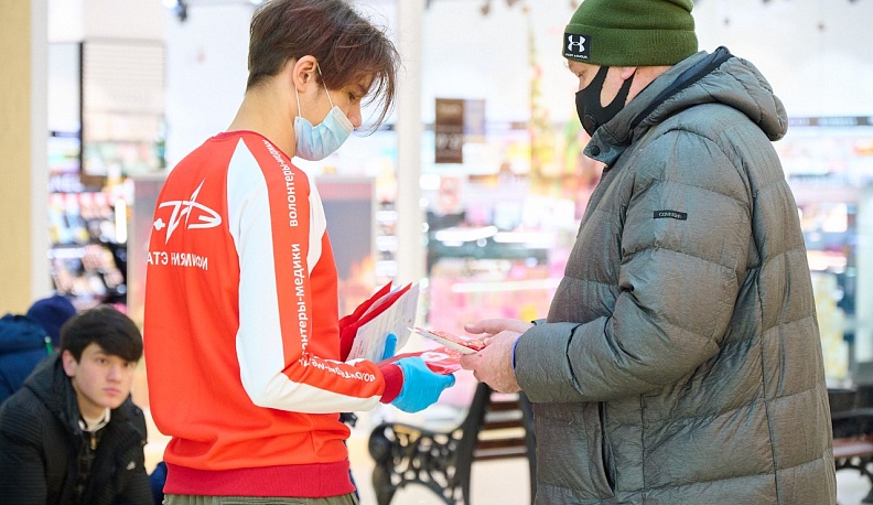 В обнинском ТЦ волонтеры раздали гигиенические пакеты для профилактики коронавируса