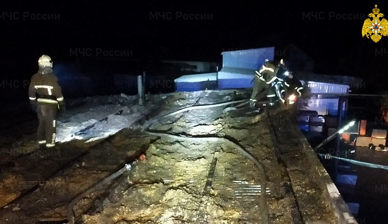 Рано утром в Калужской области выгорел ангар