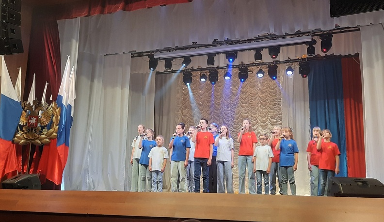 В Сухиничах в преддверии Дня России вручили паспорта и показали концерт