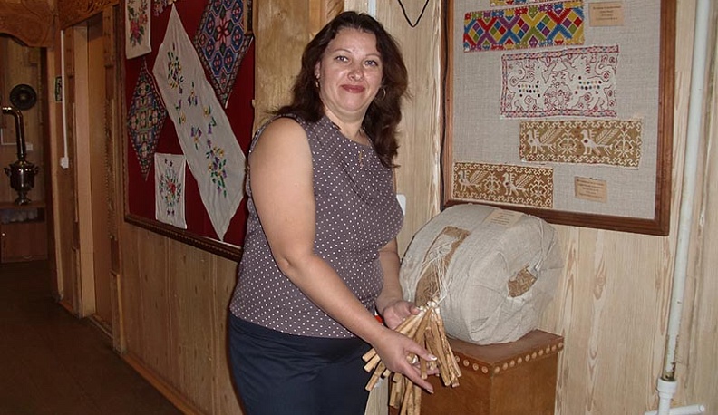 Калужан учили плести кружево на коклюшках