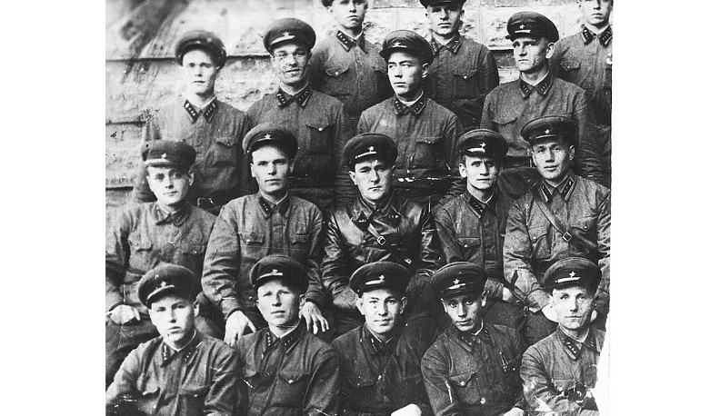 Минск, 1937 год. Владимир Витин среди курсантов танковой школы.