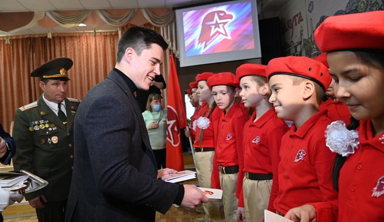 Олимпийский чемпион Никита Нагорный принял калужских школьников в ряды юнармейцев