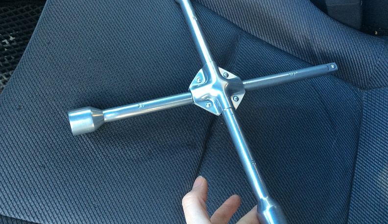 В Калужской области автомастер избил баллонным ключом знакомого