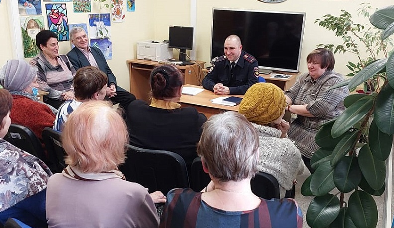 Лекцию проводит сотрудник полиции.