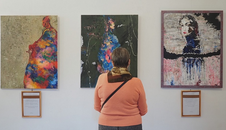 В Калужском Доме Музыки открылась выставка картин, созданная в поддержку Российской Армии