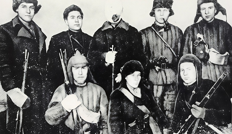 Группа партизан после боевой операции по подрыву железнодорожного полотна в районе станции Мышбор. В центре с забинтованной головой Ефим Осипенко. Декабрь 1941 года, г. Лихвин Тульской области.