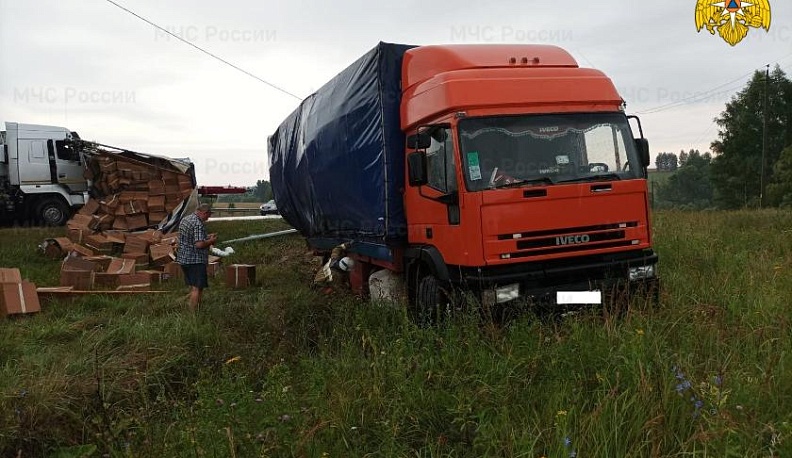 На трассе под Калугой при столкновении двух фур на встречке пострадал человек