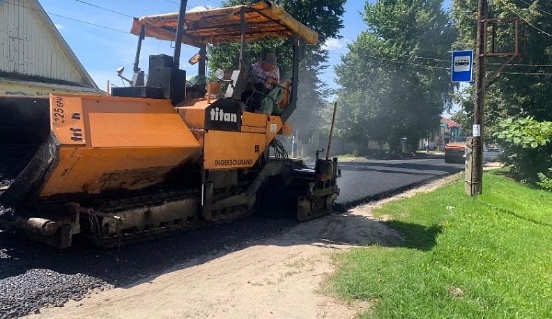 В Жиздре идёт ремонт дорожного полотна на улице Володарского
